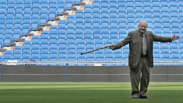 Alfredo di Stfano tan po trvnku stadionu Santiago Bernabeu v Madridu.