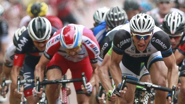NMECK BK. Marcel Kittel (v ele) zatm spurtm na Tour de France dominuje, po prvn etap ovldl i tu tet.
