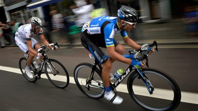 esk cyklista Jan Brta (v modrm) unik spolu francouzskm kolegou Jeanem-Markem Bideauem pelotonu Tour de France.