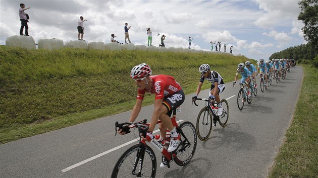 elo pelotonu tvrt etapy Tour de France. Na druh pozici jede cheng i, prvn nsk cyklista na prestinm podniku.