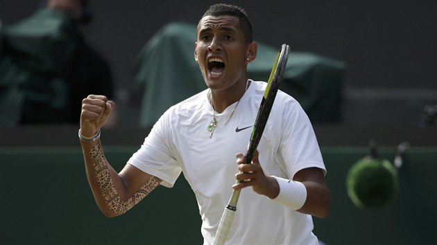 NADEN. Nick Kyrgios slav vhru prvnho setu v zpase s Rafaelem Nadalem.