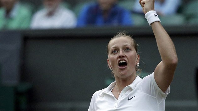 JSEM V SEMIFINLE! esk tenistka Petra Kvitov slav vhru nad krajankou Barborou Zhlavovou-Strcovou a postup do semifinle Wimbledonu.