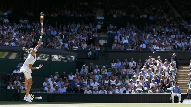 SERVIS NA CENTRU. Ped zraky divk na centrlnm dvorci ve Wimbledonu podv Petra Kvitov v zpase s Luci afovou.