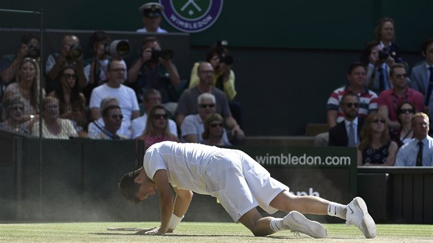 NA ZEMI. Grigor Dimitrov bhem semifinle s Novakem Djokoviem zail nkolik nepjemnch pd.