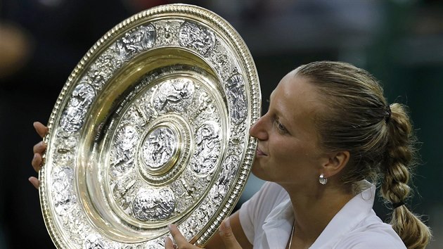 VTZN POLIBEK. Petra Kvitov hrd lb trofej pro vtzku Wimbledonu.