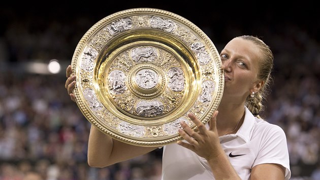 MLASK. Petra Kvitová líbá trofej pro vítězku Wimbledonu.