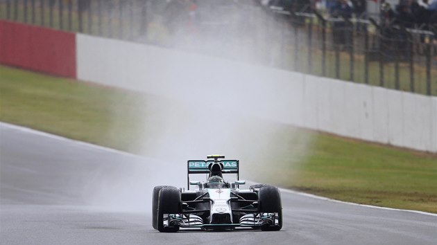 Nico Rosberg si na mokr trati v Silverstonu jede pro vtzstv v kvalifikaci. 