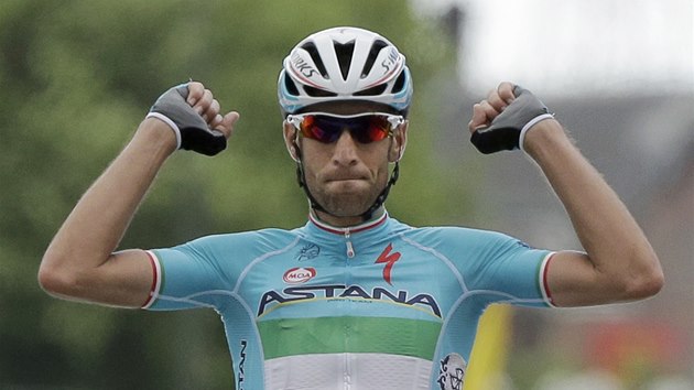 VTZ. Vincenzo Nibali z Astany vtz ve druh etap Tour de France. 