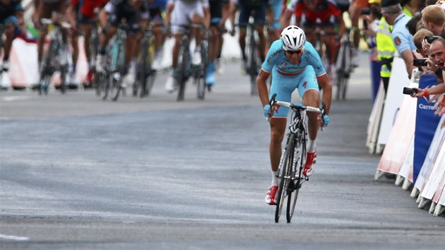 Italsk cyklista Vincenzo Nibali plchl soupem a dojel si pro vtzstv ve druh etap Tour de France 2014. 