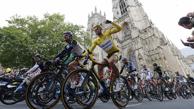 Peloton Tour de France projd kolem katedrly v Yorku. 