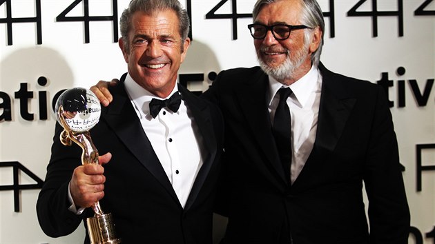 Mel Gibson s Křišťálovým glóbem za umělecký přínos světové kinematografii spolu s prezidentem festivalu Jiřím Bartoškou (4. července 2014)
