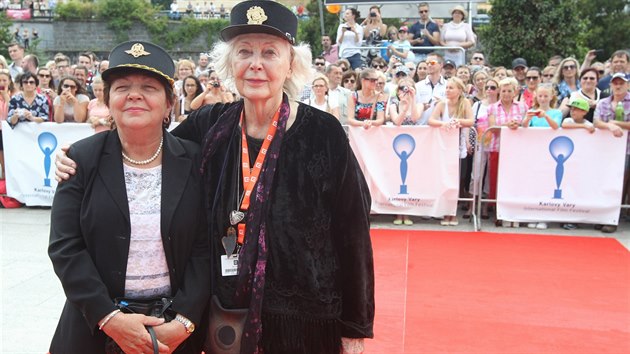 Jitka Zelenohorská a Květa Fialová na červeném koberci na MFF v Karlových Varech (5. července 2014)