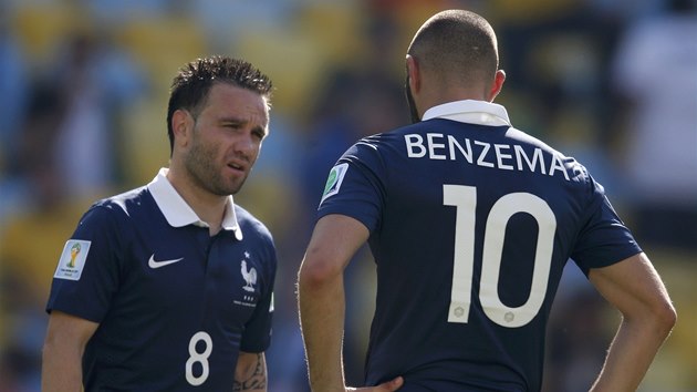 TAK CO S TÍM? Francouztí reprezentanti Valbuena (vlevo) a Benzema dumají, jak