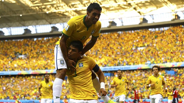 EUFORIE VE FORTALEZE. Brazilci oslavují gól Thiaga Silvy (dole). Jako první mu přiběhl gratulovat Paulinho.