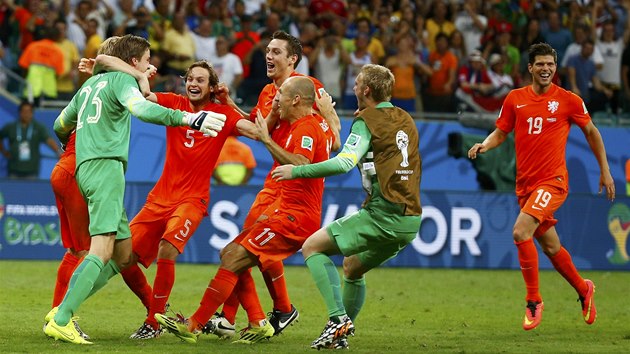 JSME V SEMIFINÁLE! Nizozemští fotbalisté se radují z úspěšného penaltového rozstřelu proti Kostarice.