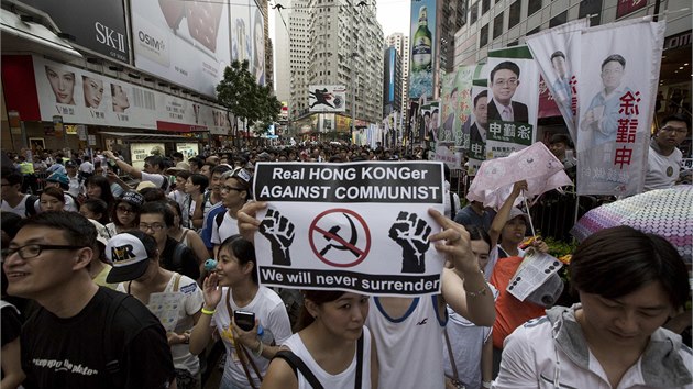 Desetitisce obyvatel Hongkongu vyly do ulic a demonstruj za demokracii a prvo volit svho nejvyho pedstavitele pmo a nezvisle na n (1. 7. 2014).