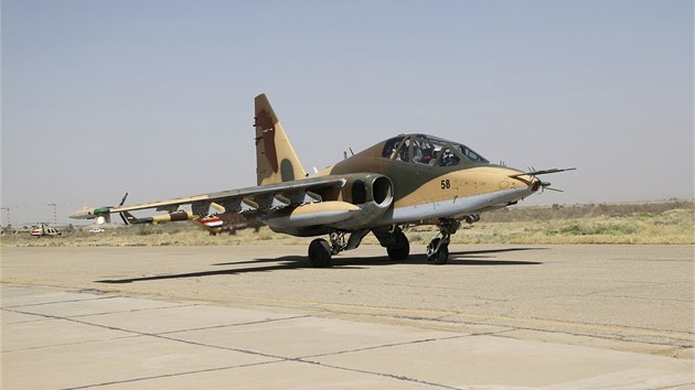 Bojov letoun Su-25 pistv na vojensk zkladn v Bagddu (2. ervence 2014)