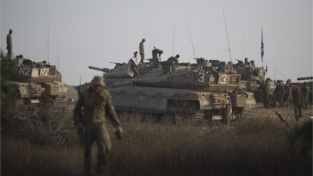 Izraelt vojci s tanky se pesunuj do blzkosti hranice s Gazou. (9. ervence 2014)