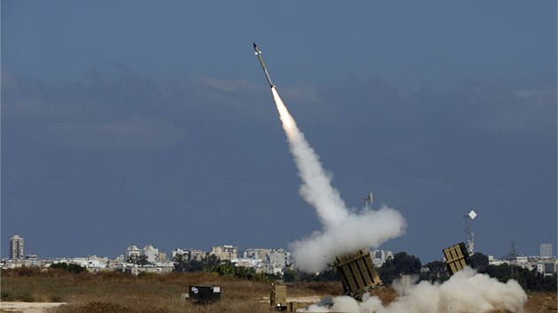 Některé střely vypálené hnutím Hamás na izraelské území zachytil protiraketový systém Iron Dome (9. 7. 2014).