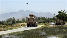 Obrnné vozidlo NATO odjídí z místa atentátu v afghánské provincii Parván, pi...