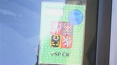 Parkovací karta snmovny za sklem auta Lukáe Kohouta.