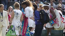 ODCHOD. Americká tenistka Serena Williamsová odchází z kurtu ve Wimbledonu v...