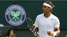 panlský tenista Rafael Nadal se raduje v osmifinále Wimbledonu proti...