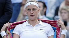 eská tenistka Petra Kvitová se soustedí bhem tvrtfinále Wimbledonu proti...