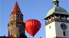 Pedposlední srpnový víkend peletí nad hlavami návtvník Bouzova