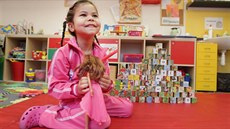 P�ed�kolní klub klub nav�t�vuje i �ty�letá Kristýnka. P�ipravuje se tak na...