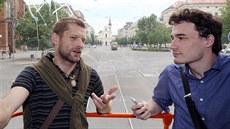 Redaktor MF DNES vyzpovídal v tramvaji �éfkucha�e Michala Hájka (vlevo).