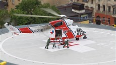 Vojenský záchranáský vrtulník Sokol otestoval nový heliport v areálu liberecké...