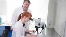 Pednosta Anatomického ústavu Karel Smetana v laboratoi s Elikou Krejí,...