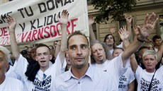 Luká� Kohout (uprost�ed) p�i protiromské demonstraci ve Varnsdorfu (1. �íjna...