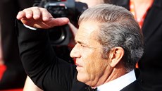 Herec Mel Gibson p�ichází na zahájení filmového festivalu v Karlových Varech...