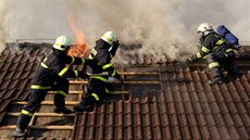 Po�ár zni�il d�m v Mal�icích na Táborsku. Ohe� likvidovalo osm hasi�ských...