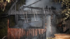 Uprost�ed les� nedaleko Brumova-Bylnice vzplála d�ev�ná chatka, popálený mu�...