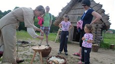 Návtvníci si ve stedovké vesnice mohou vyzkouet rzná stará emesla.