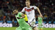 Nmecký obránce Per Mertesacker (vpravo) stíhá alírského útoníka Arbí Hilál...