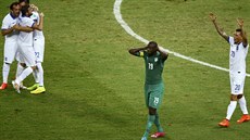 Yaya Touré (uprostřed) se drží za hlavu poté, co jeho tým podlehl na...