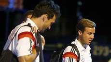 Němečtí fotbalisté Mario Götze a Mats Hummels během přesunu do Ria de Janeira k...