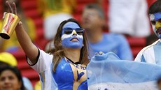 ARGENTINA DO TOHO Argentinská fanynka v hlediti stadionu v Brasílii bhem...