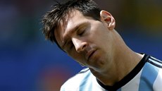 Lionel Messi p�i argentinské hymn� p�ed �tvrtfinále mistrovství sv�ta proti...