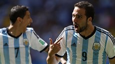 Argentinský útočník Gonzalo Higuaín (vpravo) a jeho spoluhráč Angel di María...