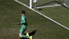 Belgický branká� Thibaut Courtois se jen ohlédl po st�ele argentinského...