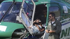 Brazilská hvzda Neymar eká ve vojenské helikoptée, která zranného záloníka...