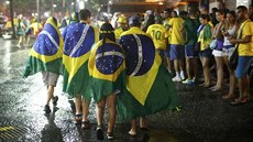 SMUTEK A ZKLAMÁNÍ Brazilští fanoušci se trousí v Riu de Janeiru pro...