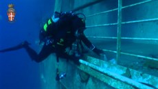 Italská policie zveejnila podvodní zábry z vraku lodi Costa Concordia.