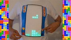 Marc Kerger si yyrobil speciální triko, na kterém me hrát tetris.