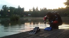 Potáp��i prohledávali rybník od no�ních hodin. Jejich snaha o záchranu mladého...